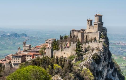 Il castello di San Marino domina il paesaggio con la sua maestosità storica.