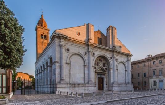 Tempio Malatestiano a Rimini, capolavoro rinascimentale con facciata classica e campanile imponente.